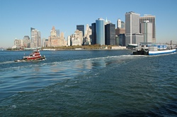 Blauer Sden: Blick von der Staten Island Fhre auf Sd-Manhattan