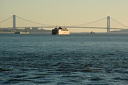 Traum der Marathonlufer: Verrazano-Narrows-Bridge, mit Staten Island Ferry