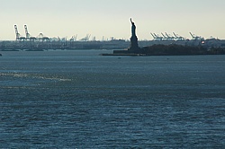 Freiheit fr Wirtschaft: Arm-Haltungen am Hudson River