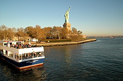 Bootsfahrt: Miss Freedom am Kai von Liberty Island