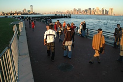 Promenade: Abendsonne auf Liberty Island