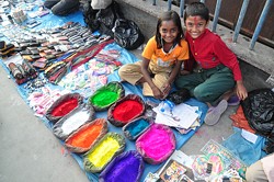 Straßenverkauf: Strahlende Farben und Gesichter
