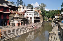 Trübe Fluten: Der Bade-Fluss Bagmati nimmt die Asche auf 